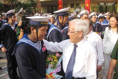Chairman Le Hoang Quan (R) meeting naval recruits. (Photo:SGGP)